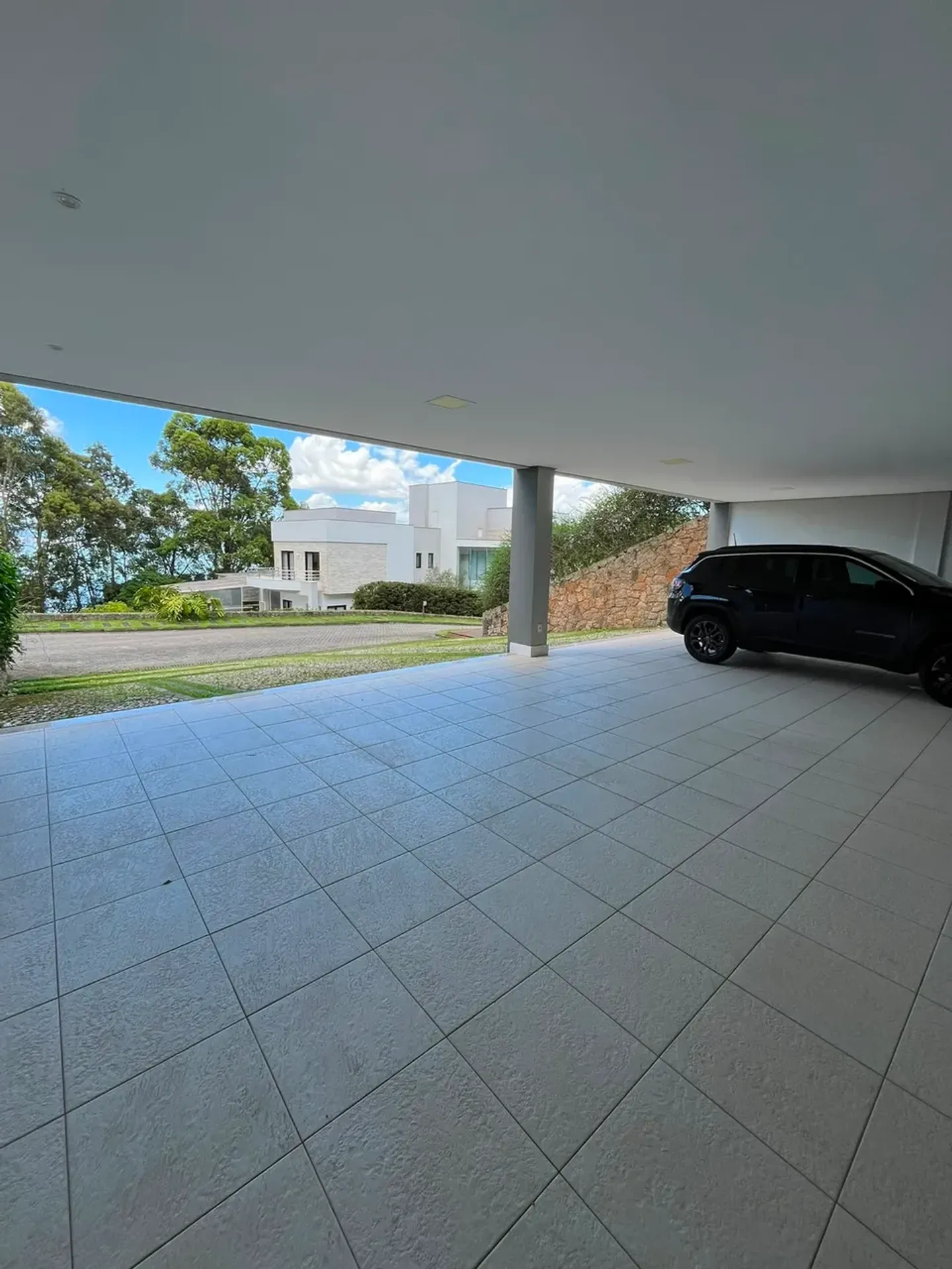 Casa de 1000 m² con vista al agua y chimenea — photo 28