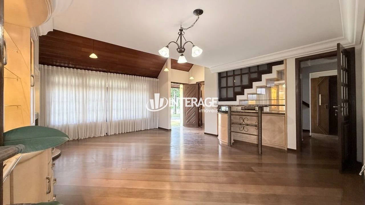 3-bedroom house with a bathtub
