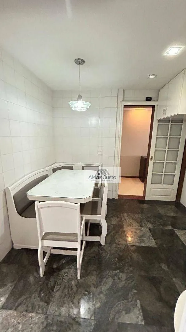 4-bedroom apartment in a building with a pool — photo 45
