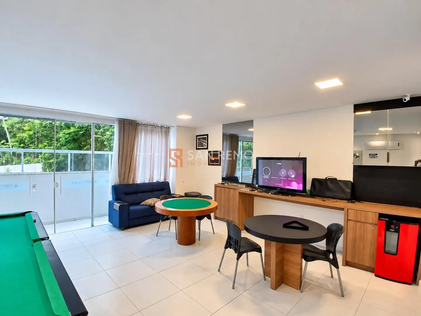 Glass-enclosed balcony in a 3-bedroom apartment, 120 m² — photo 36
