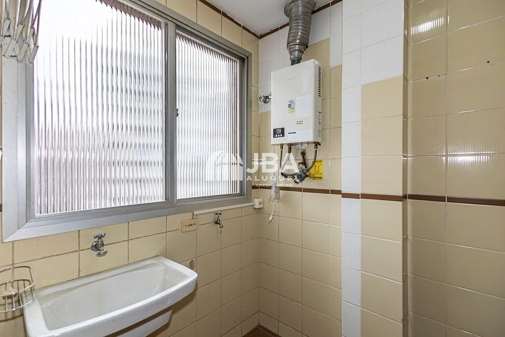2-bedroom apartment with wood or laminate floors in Curitiba — photo 22