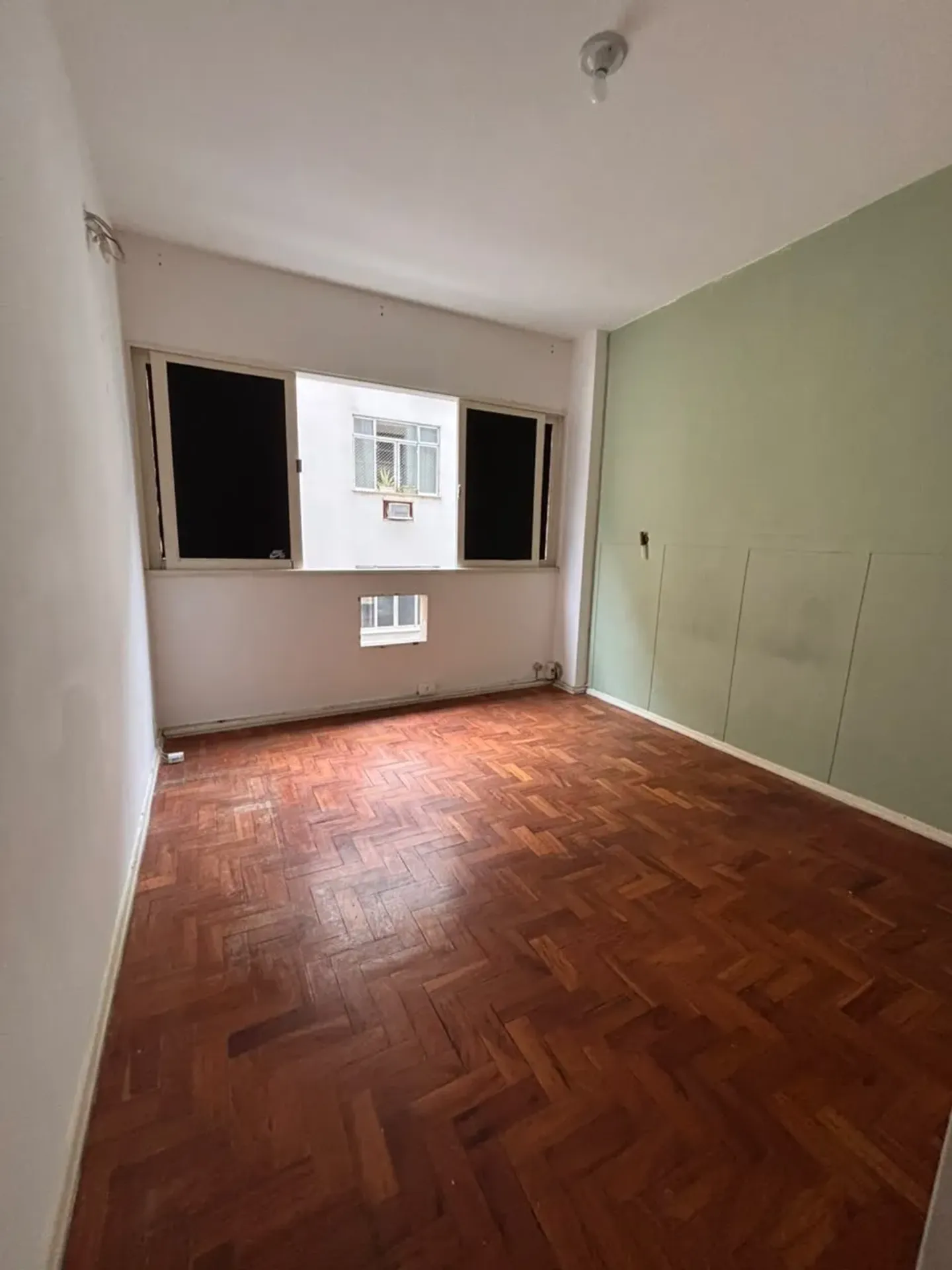 2-bedroom apartment with wood or laminate floors — photo 10