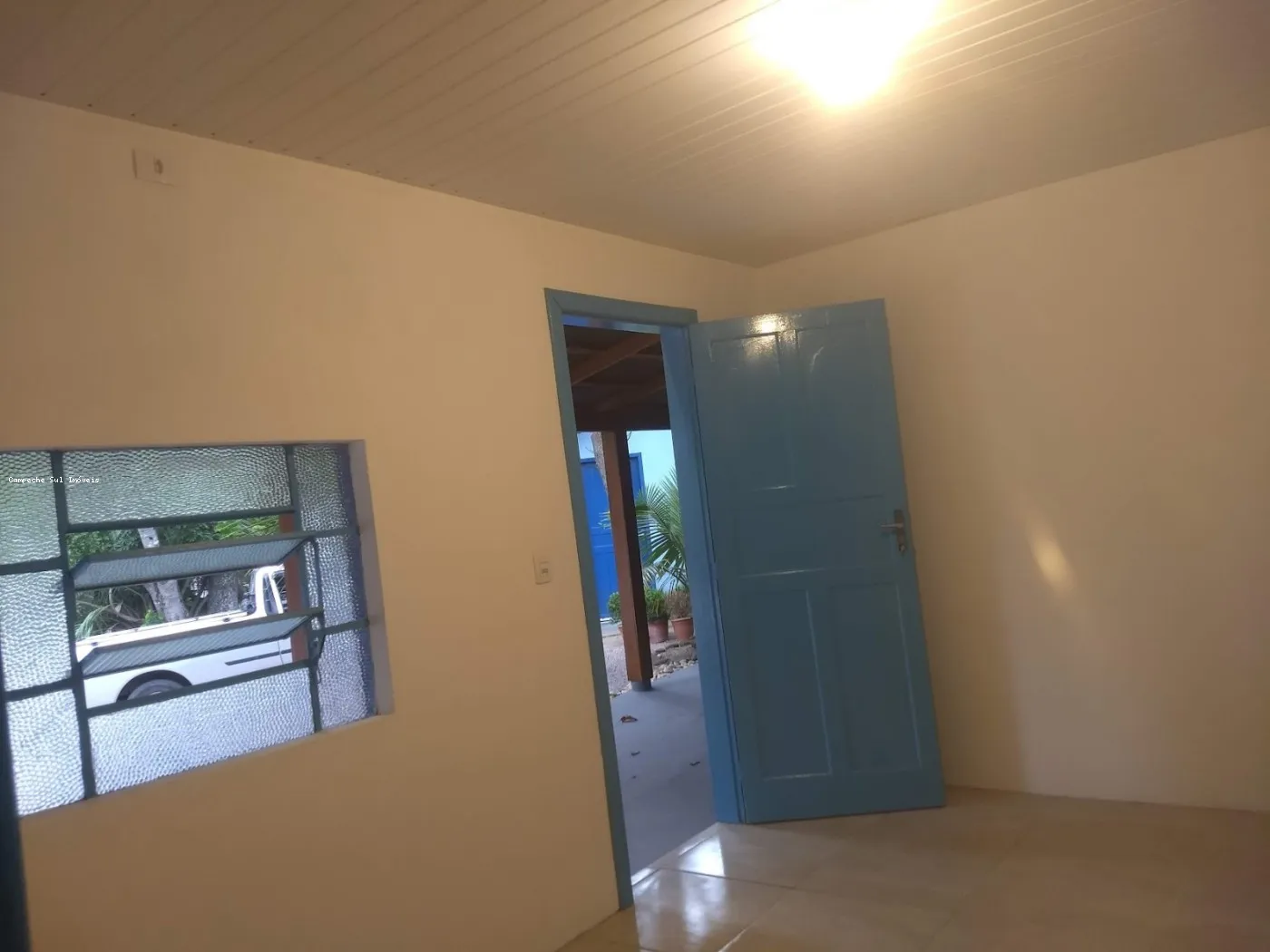 Balcony with a grill in a 5-bedroom house, 600 m²