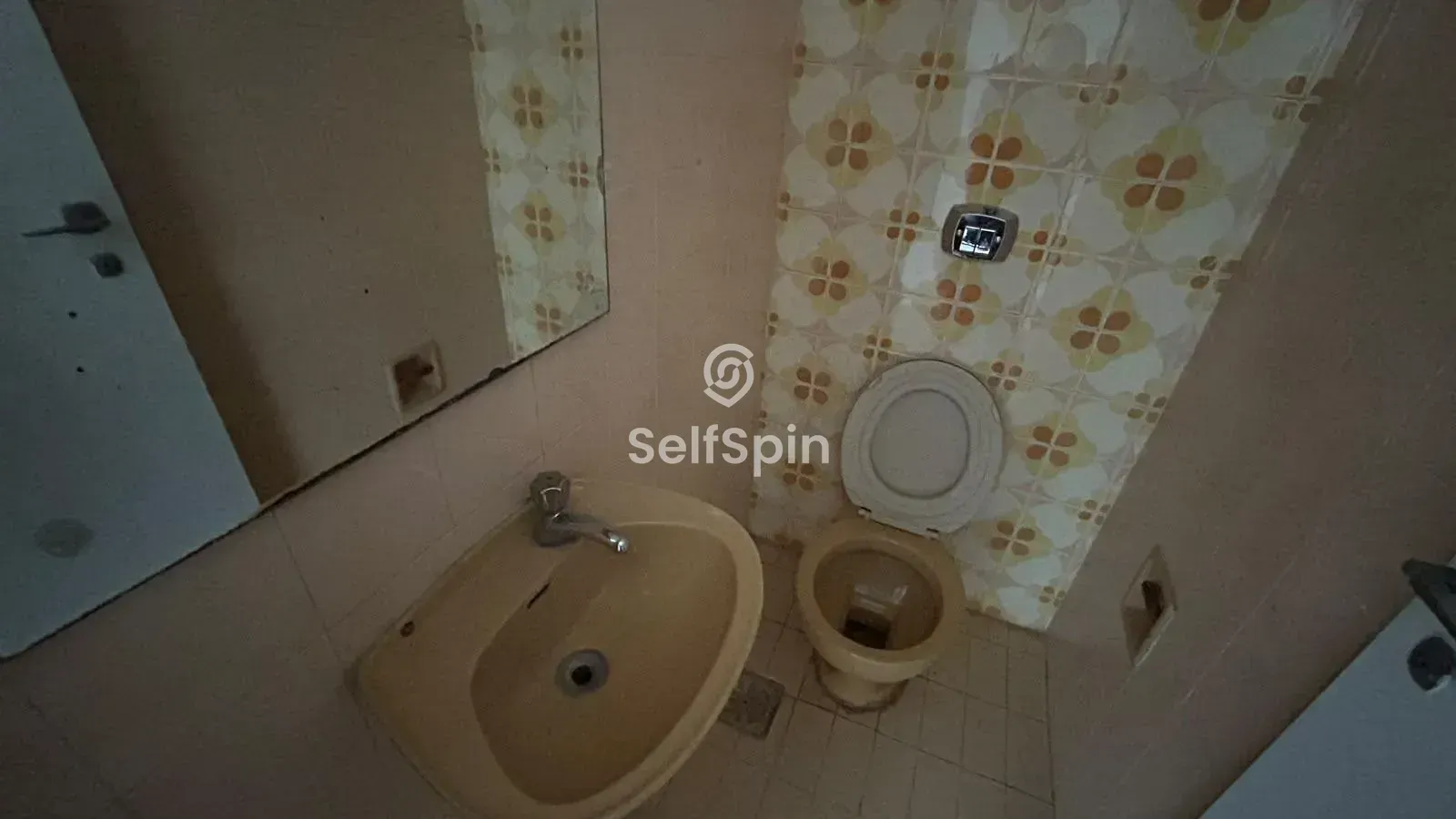 Wood or laminate floors in a 4-bedroom apartment, 114 m² — photo 2