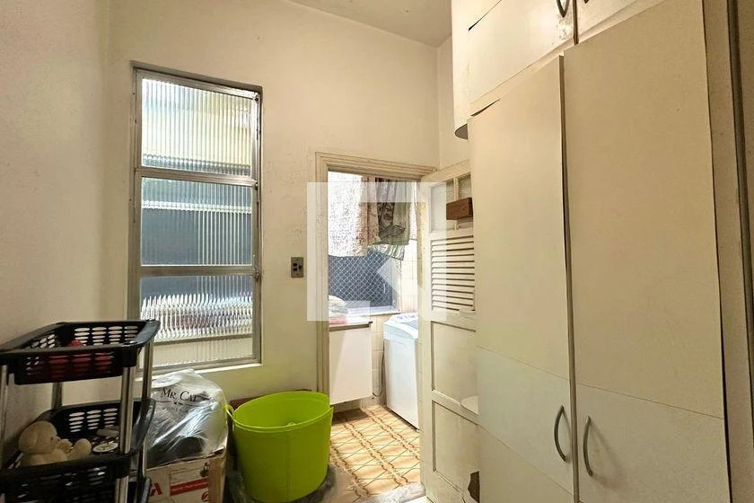 Glass-enclosed balcony in a 4-bedroom apartment, 403 m² — photo 47