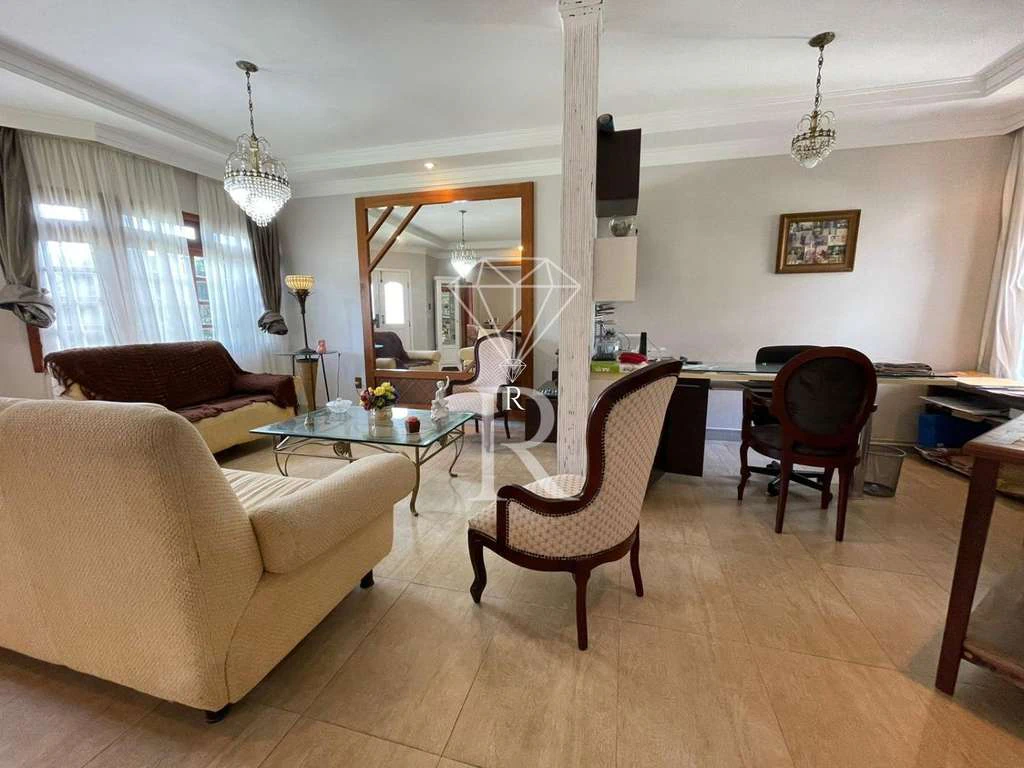 Casa de 350 m² con 5 habitaciones y 5 baños, 4 plazas