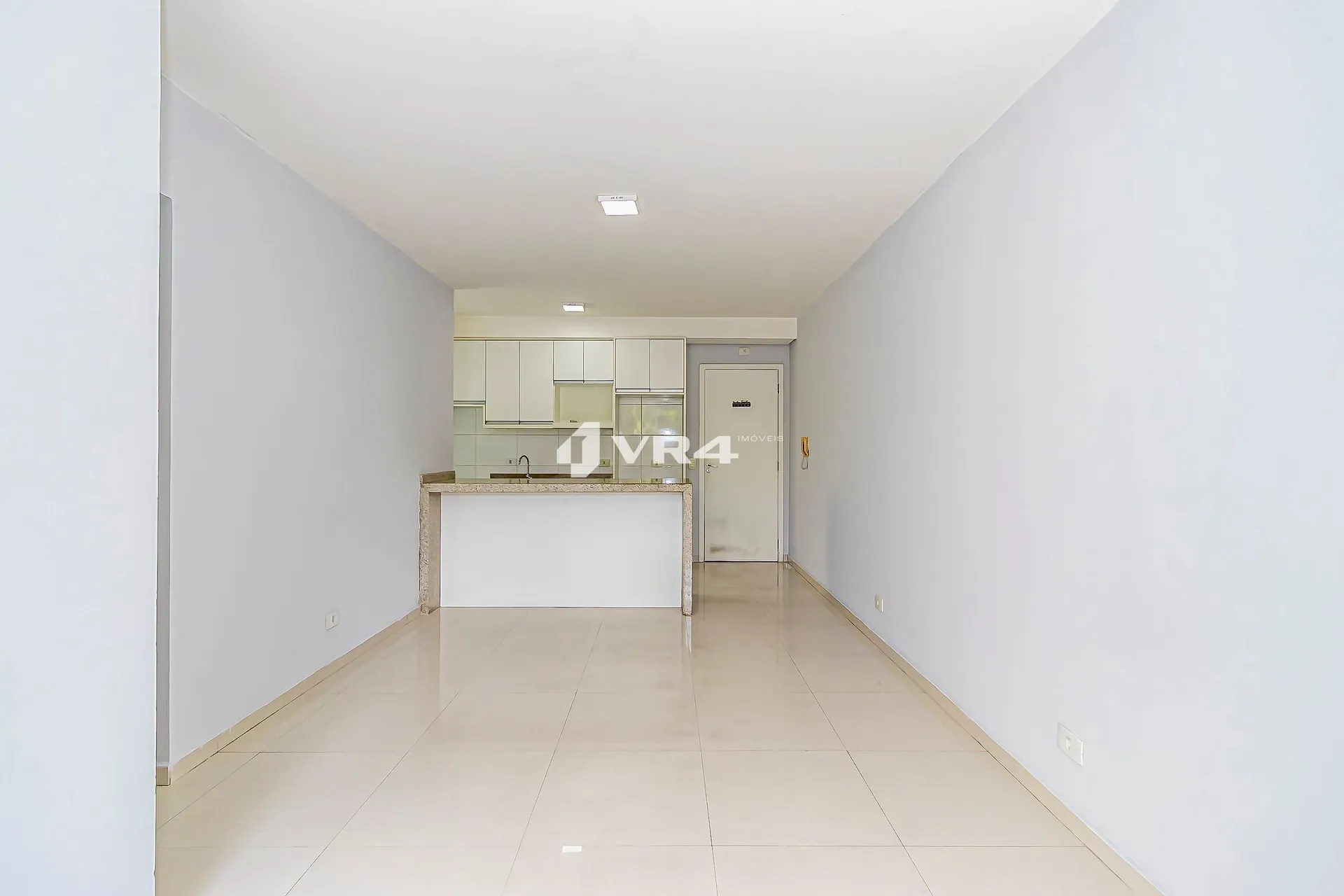 Balcony with a grill in a 2-bedroom apartment, 70 m² — photo 10
