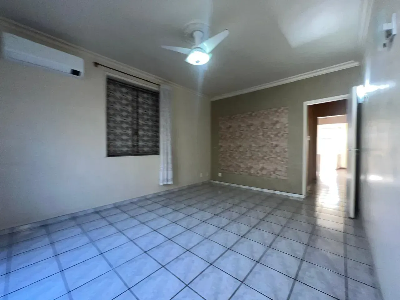 Casa com 4 quartos e cozinha fechada com armários — photo 3