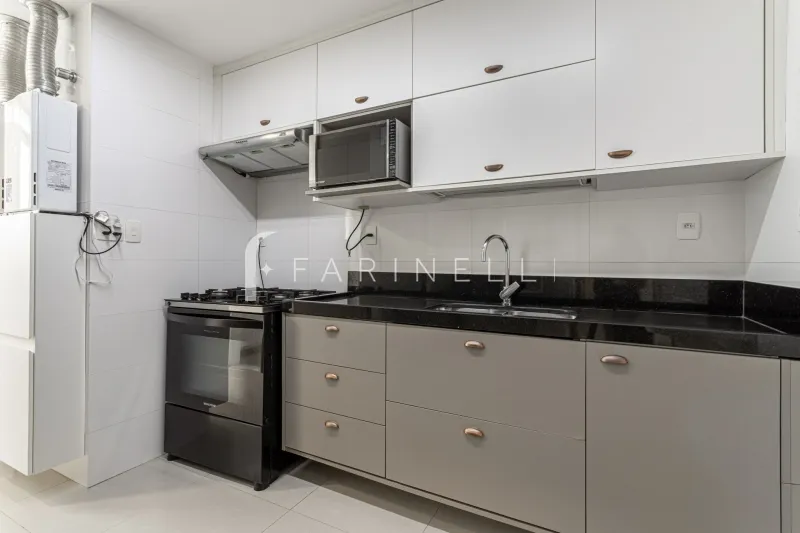 Glass-enclosed balcony in a 3-bedroom apartment, 136 m² — photo 16