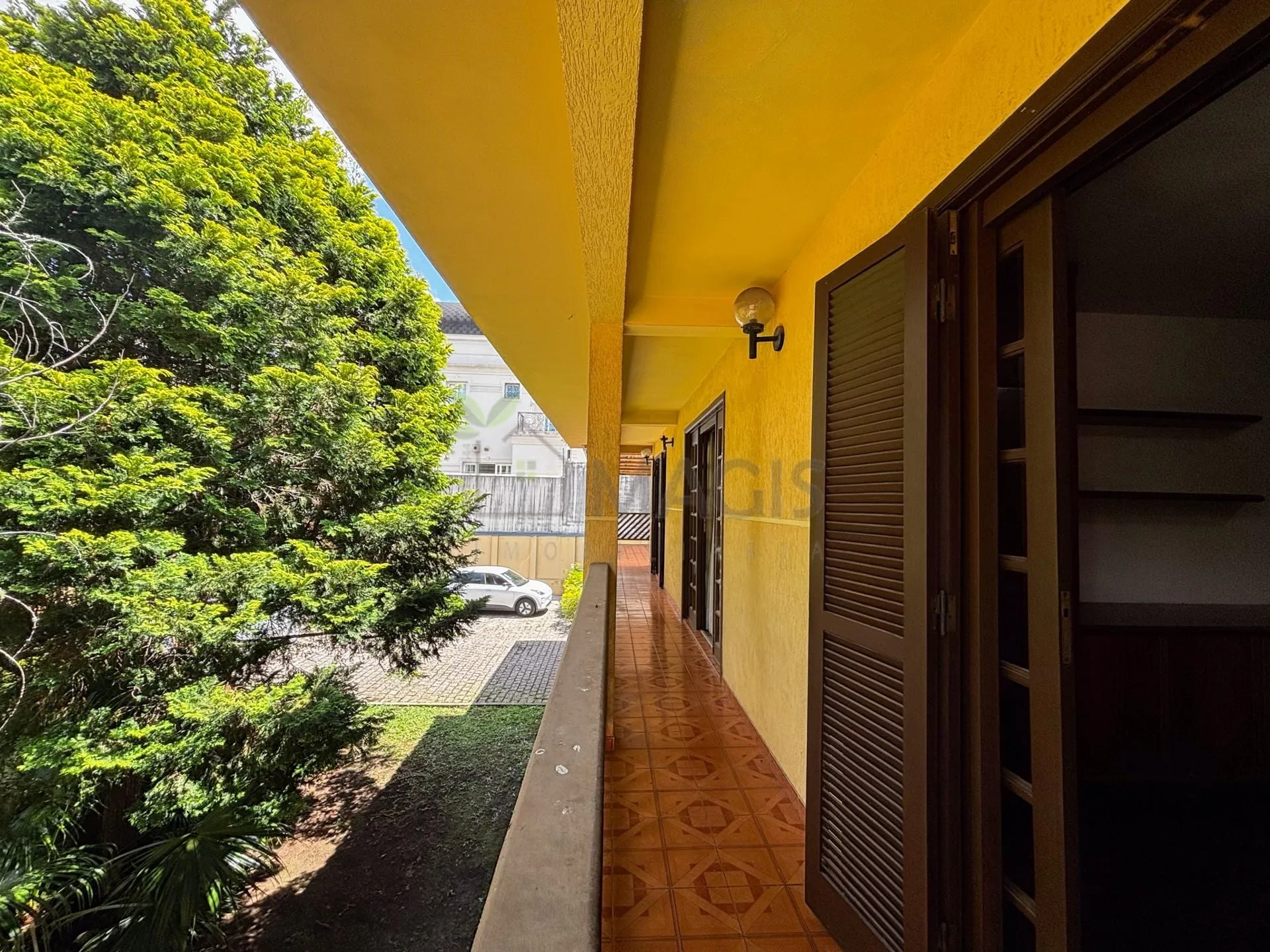 House with 5 bedrooms and 13 parking spaces across 2 floors — photo 9