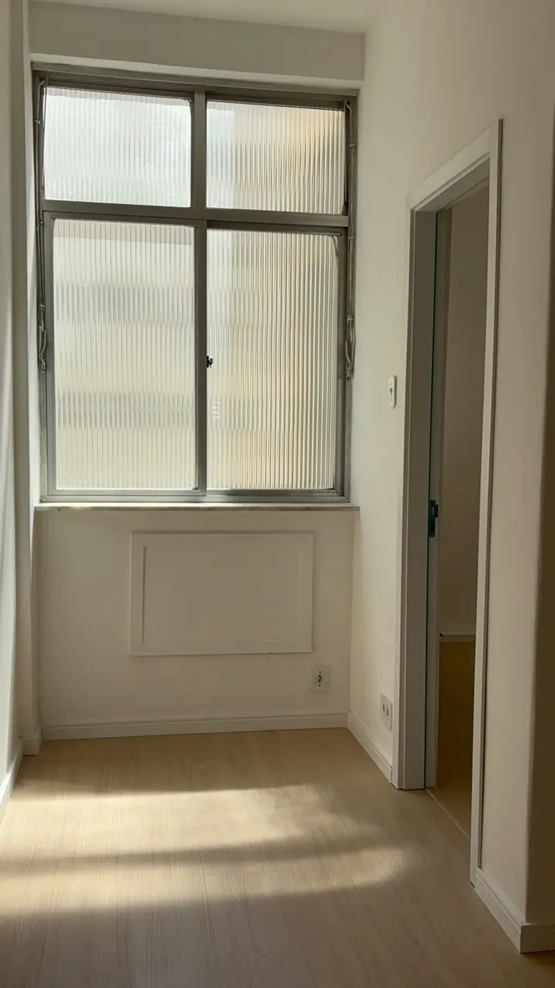Wood or laminate floors in a one-bedroom apartment, 37 m² — photo 29