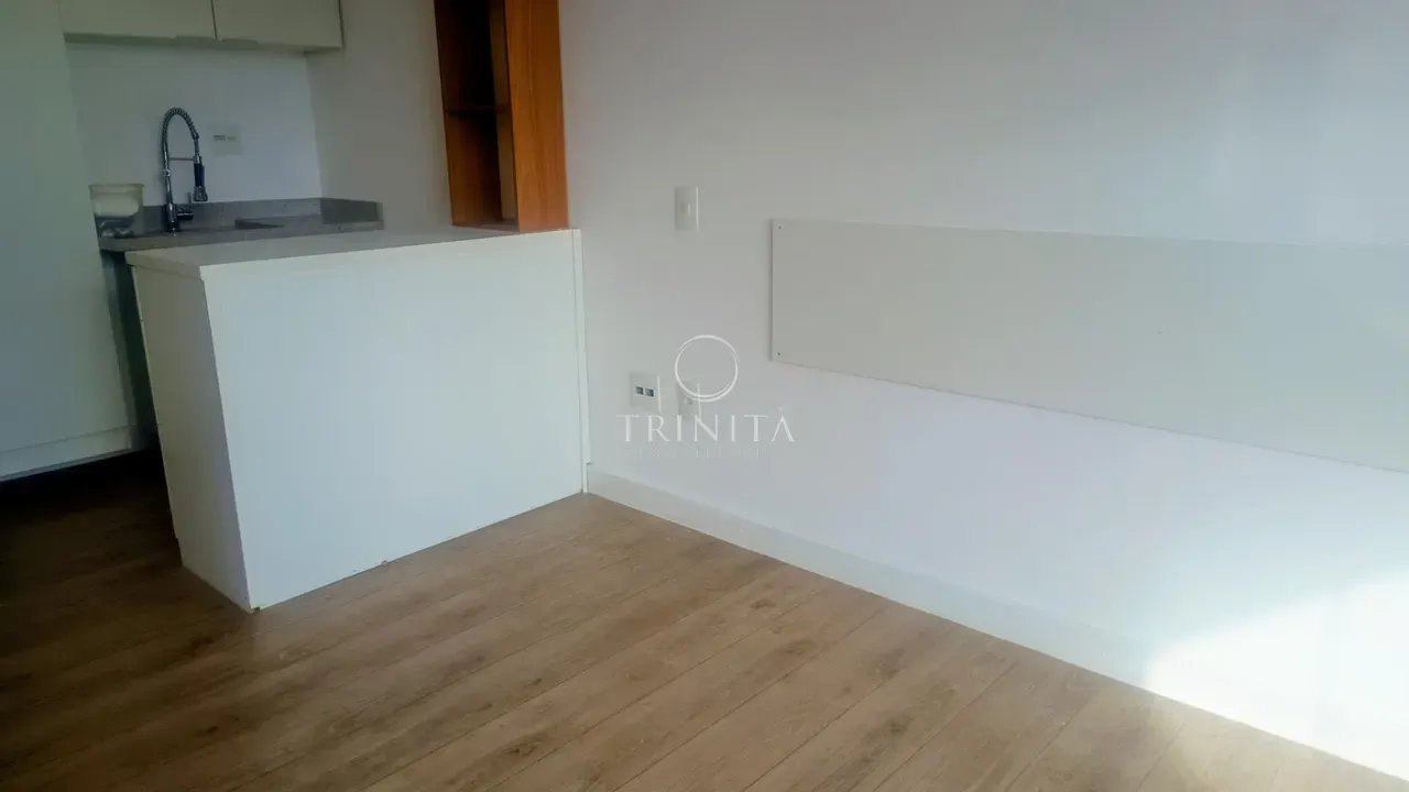 2-suite apartment with enclosed balcony and open-plan kitchen — photo 22