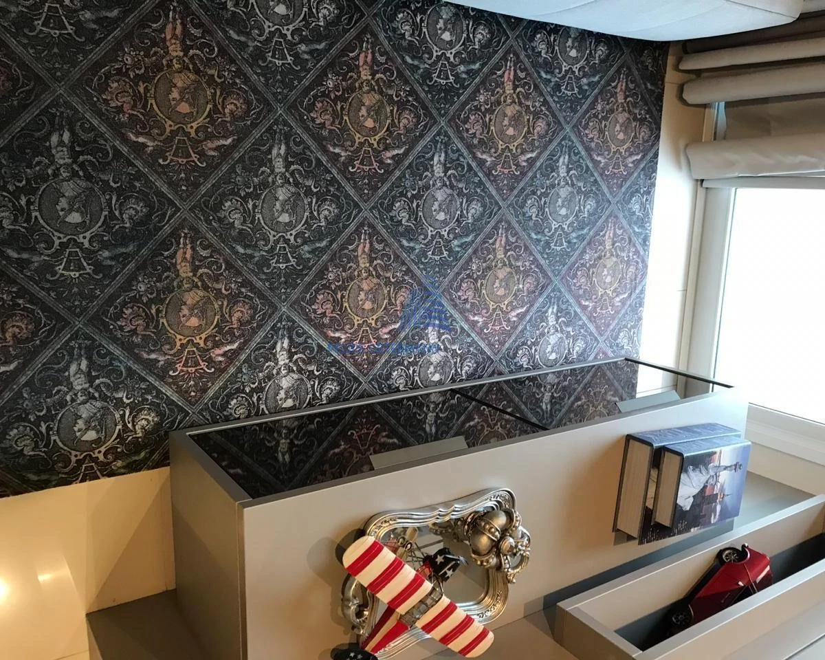 One-bedroom apartment with a glass-enclosed balcony — photo 6