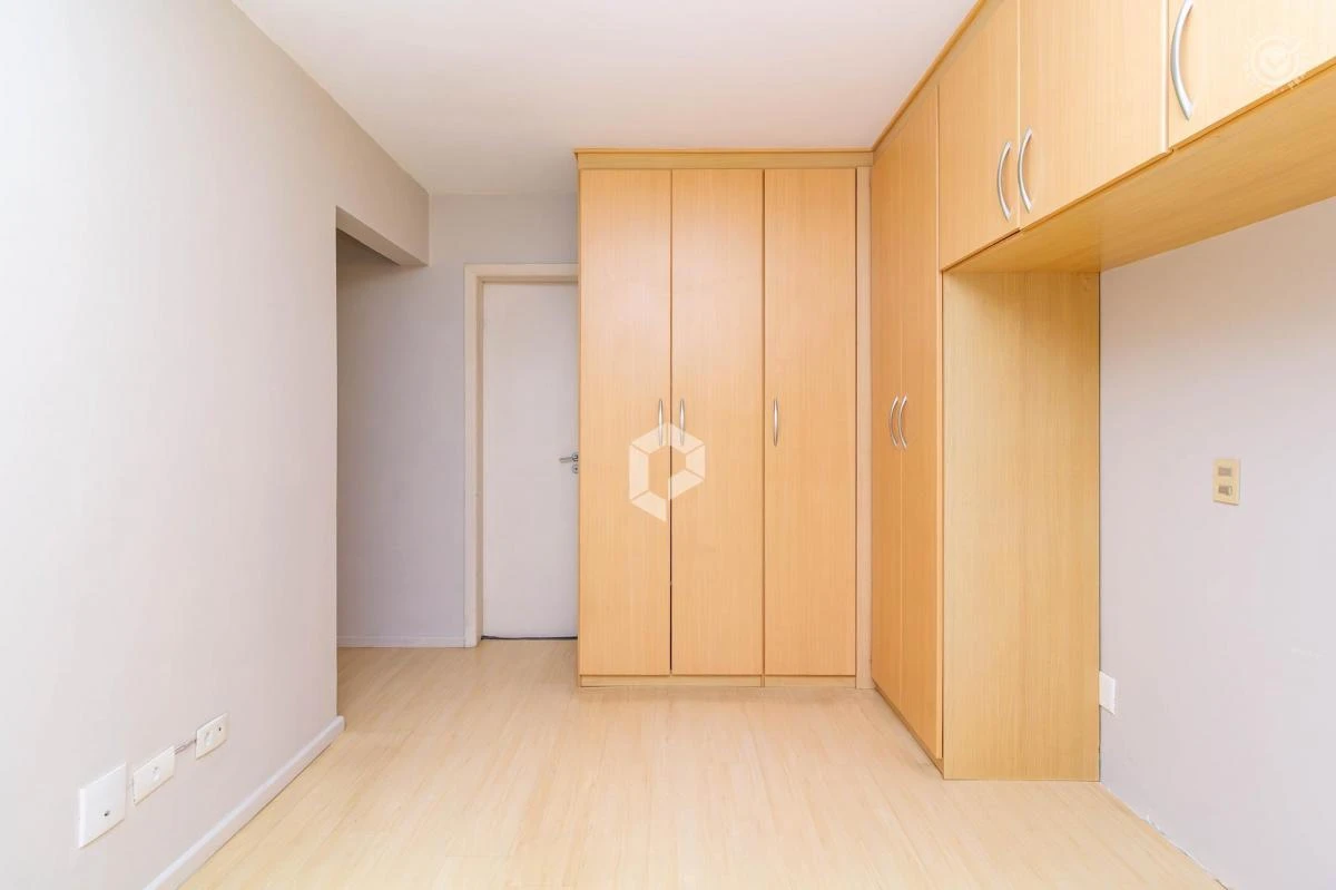 3-bedroom apartment with a glass-enclosed balcony — photo 9
