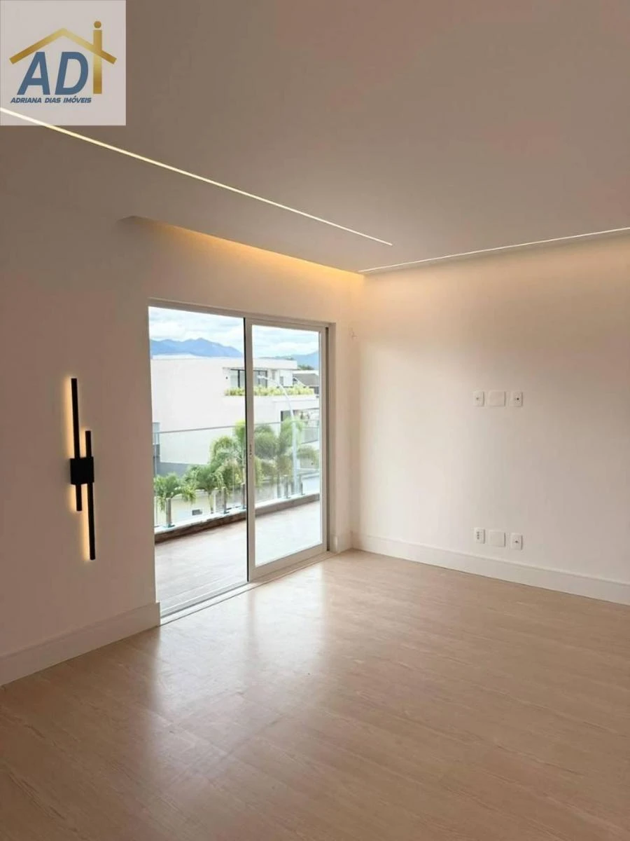 Floor-to-ceiling windows in a 6-bedroom house, 300 m² — photo 4