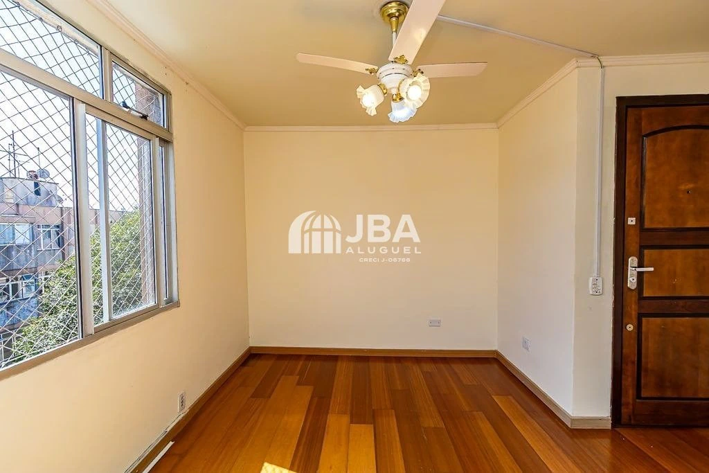 Wood or laminate floors in a 3-bedroom apartment, 78 m²