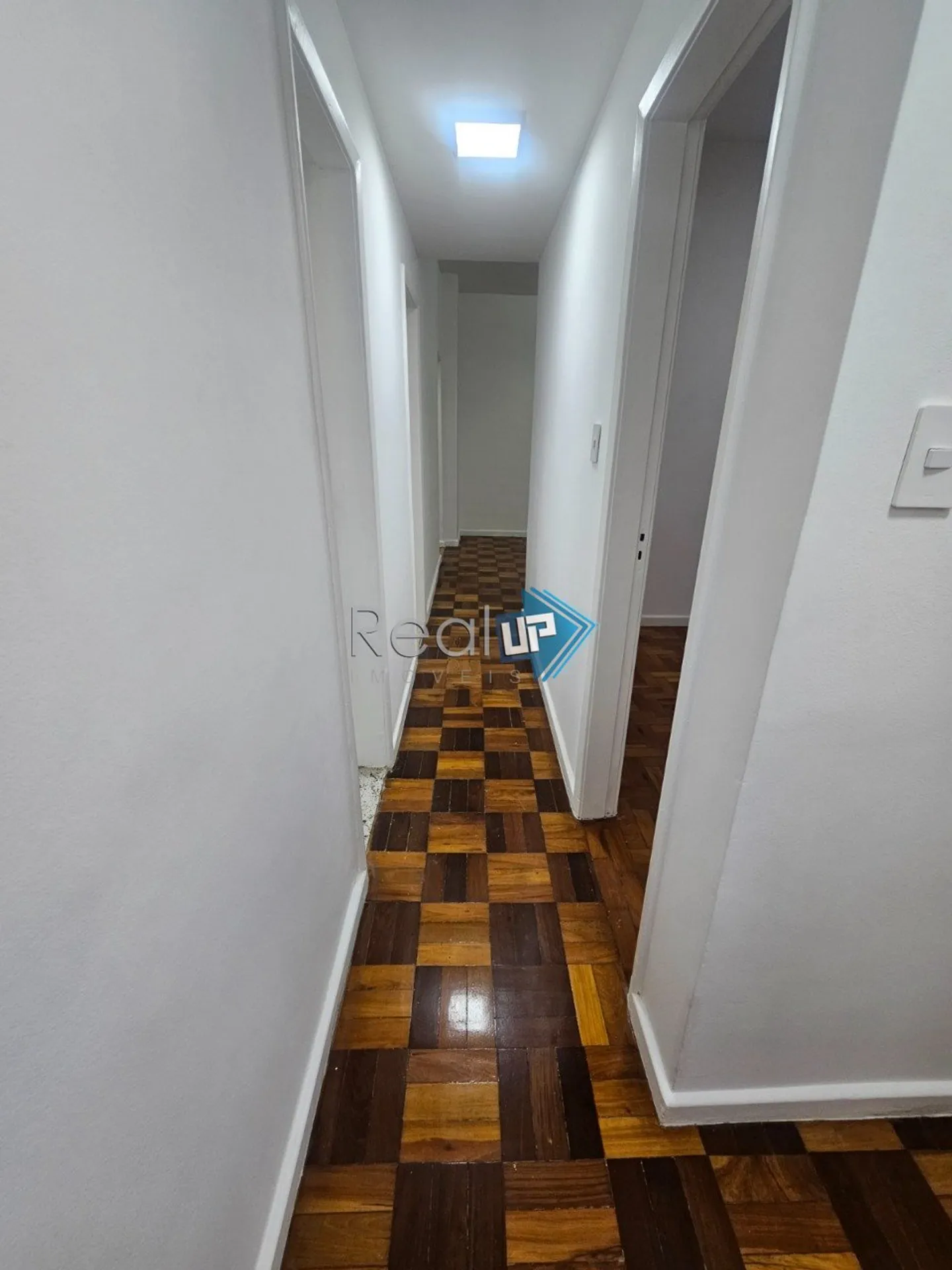Wood or laminate floors in a 2-bedroom apartment, 68 m² — photo 16