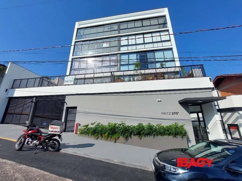Studio in a building with a pool — photo 4