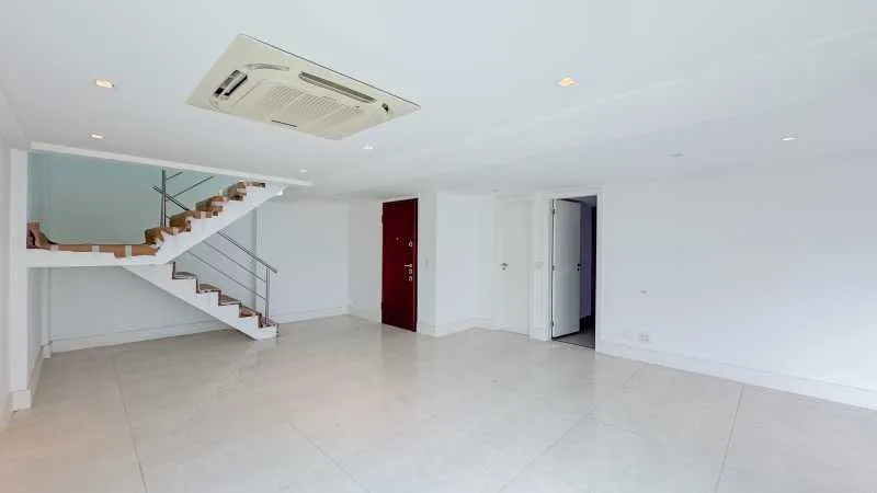 3-bedroom apartment in a building with a pool — photo 12