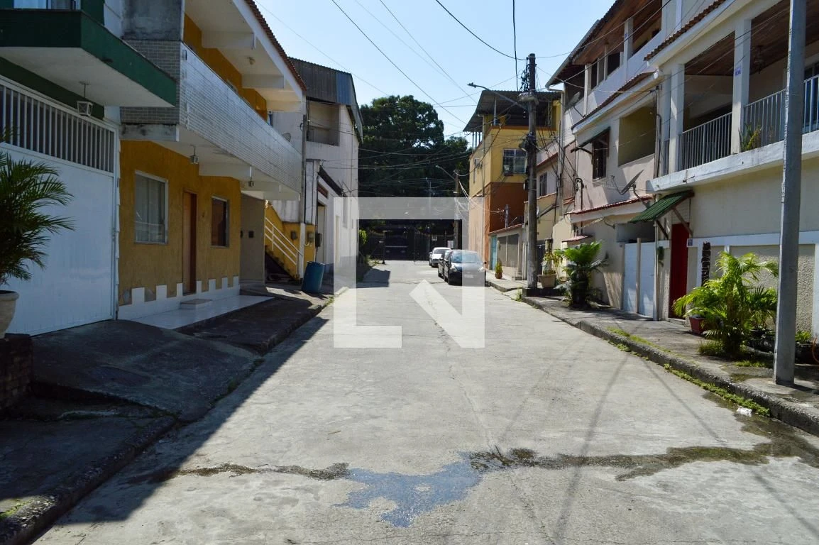 Condominium house with 2 bedrooms and a glass shower — photo 8