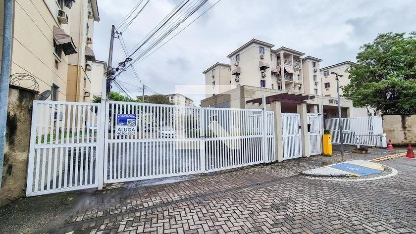 2-bedroom apartment in a building with a pool — photo 10