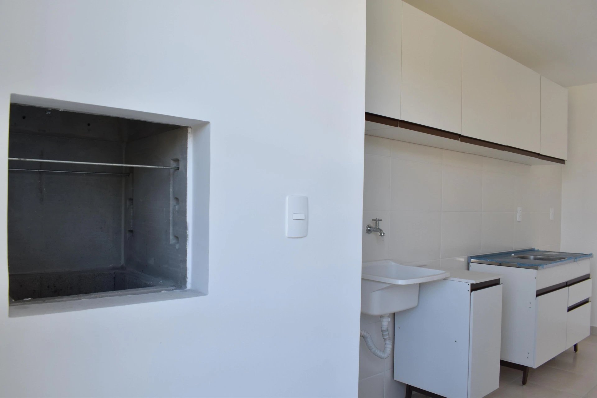 Apartamento com 2 quartos e área de piscina no condomínio