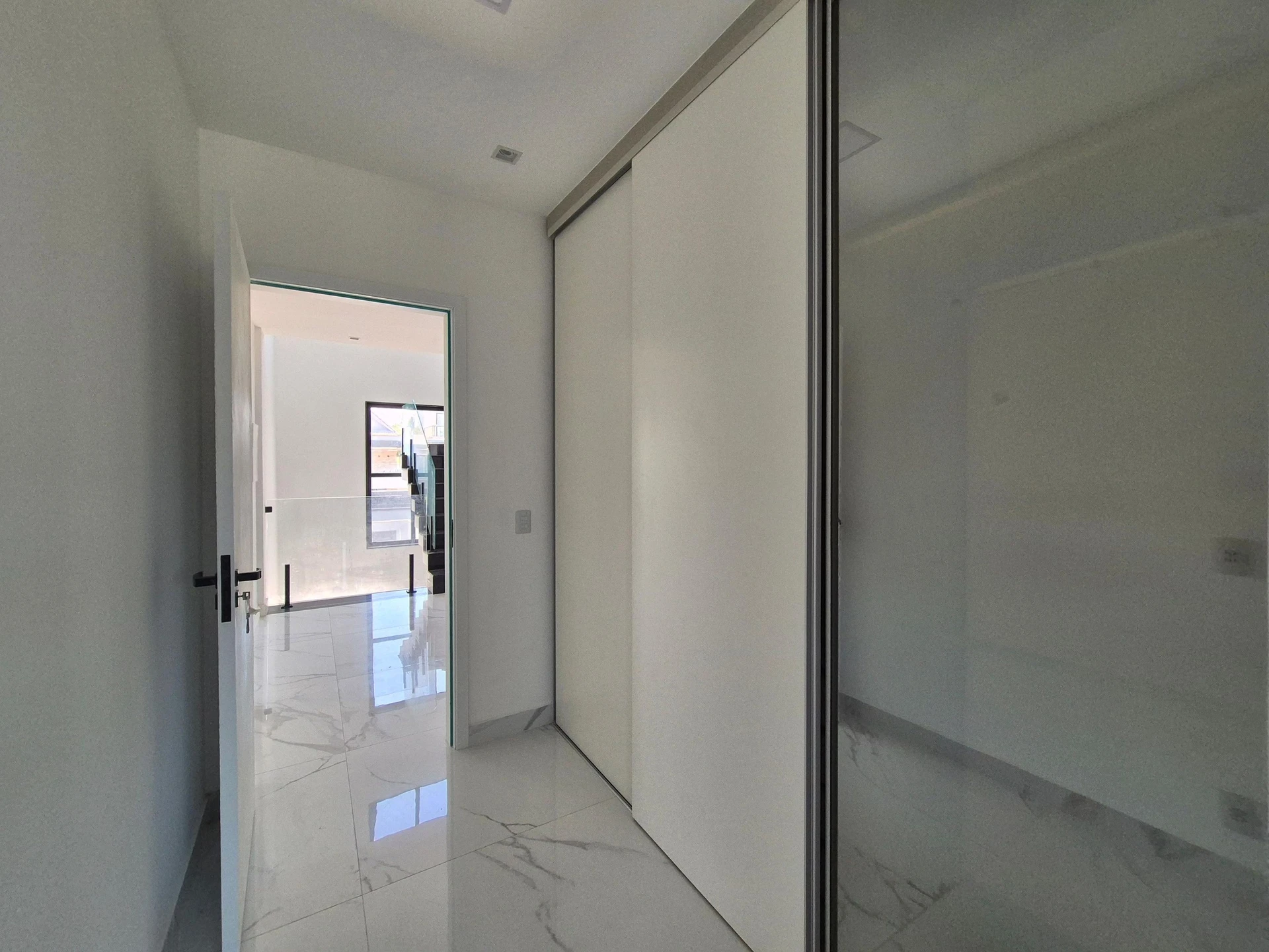 Ventanales de piso a techo y 5 dormitorios: casa de 403 m² — photo 64