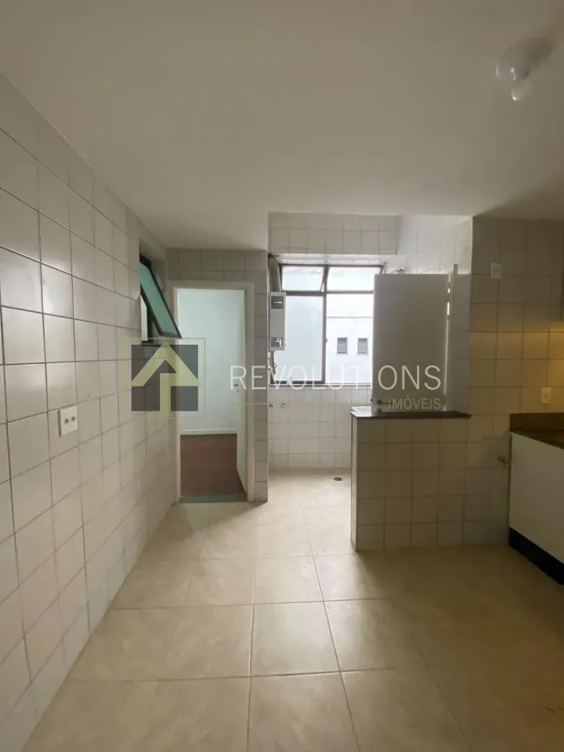 3-bedroom apartment with wood or laminate floors — photo 5