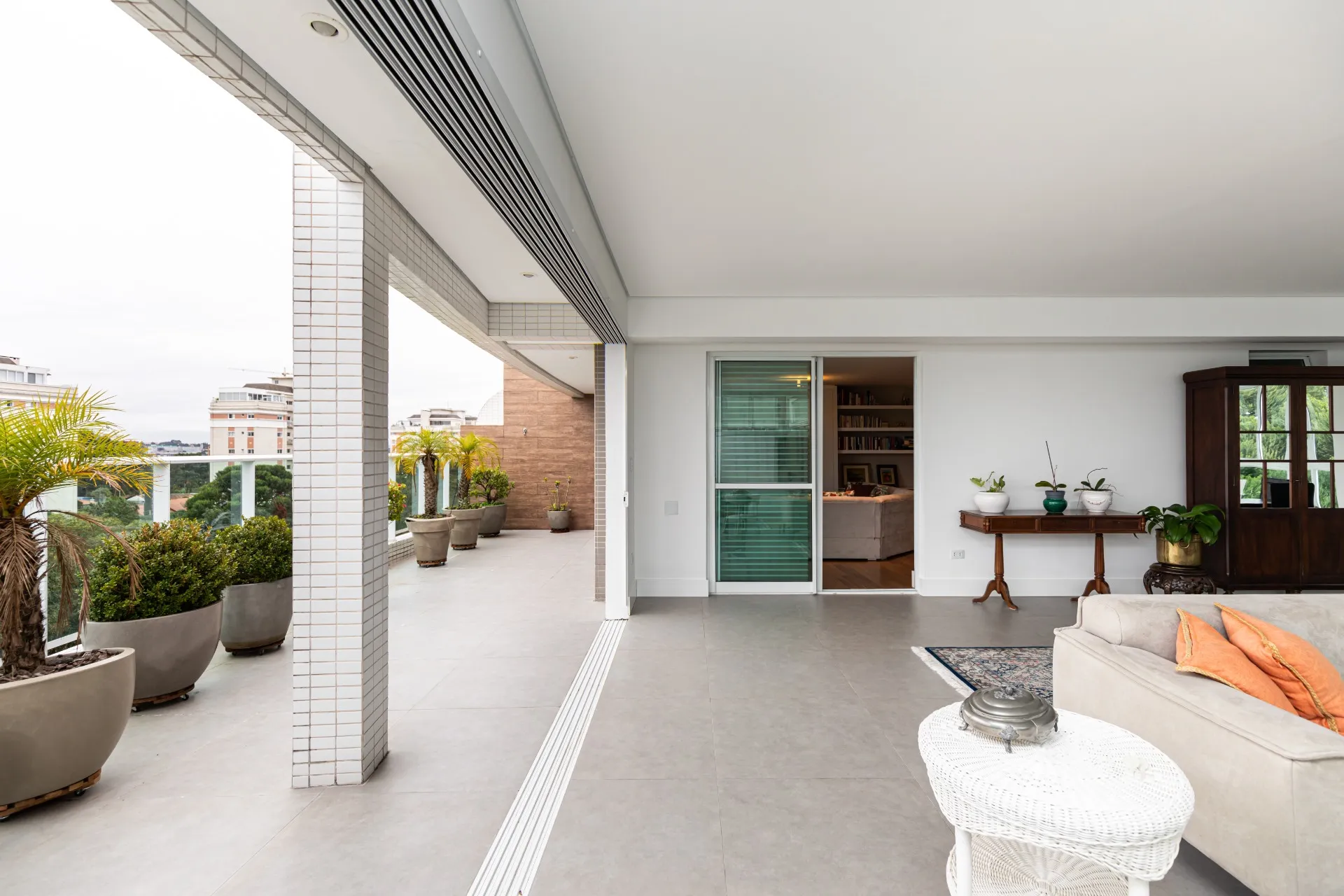 Apartment 432 m² with 3 bedrooms and an open-plan kitchen — photo 3