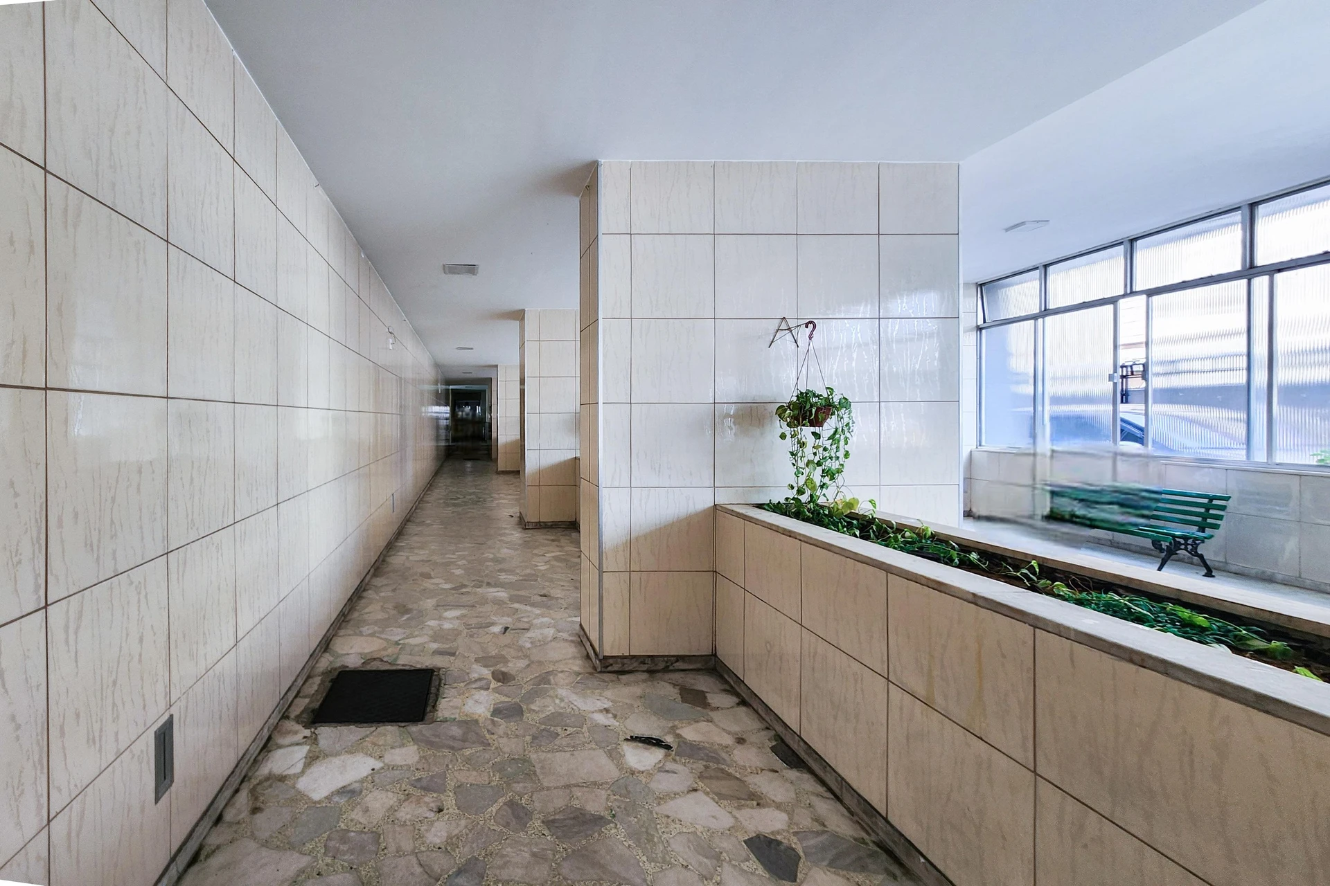 1-bedroom unfurnished apartment with 1 bathroom and parking — photo 33