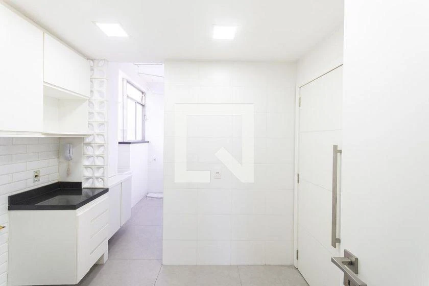 Wood or laminate floors in a 3-bedroom apartment, 64 m² — photo 7