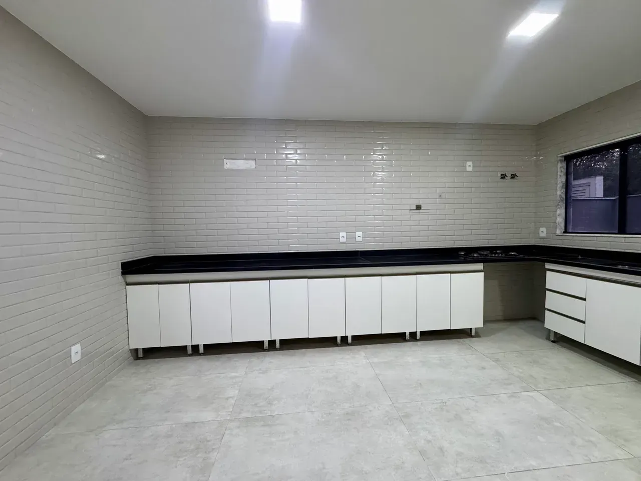 Casa sem mobília com 4 quartos, 5 banheiros e cozinha integrada — photo 4