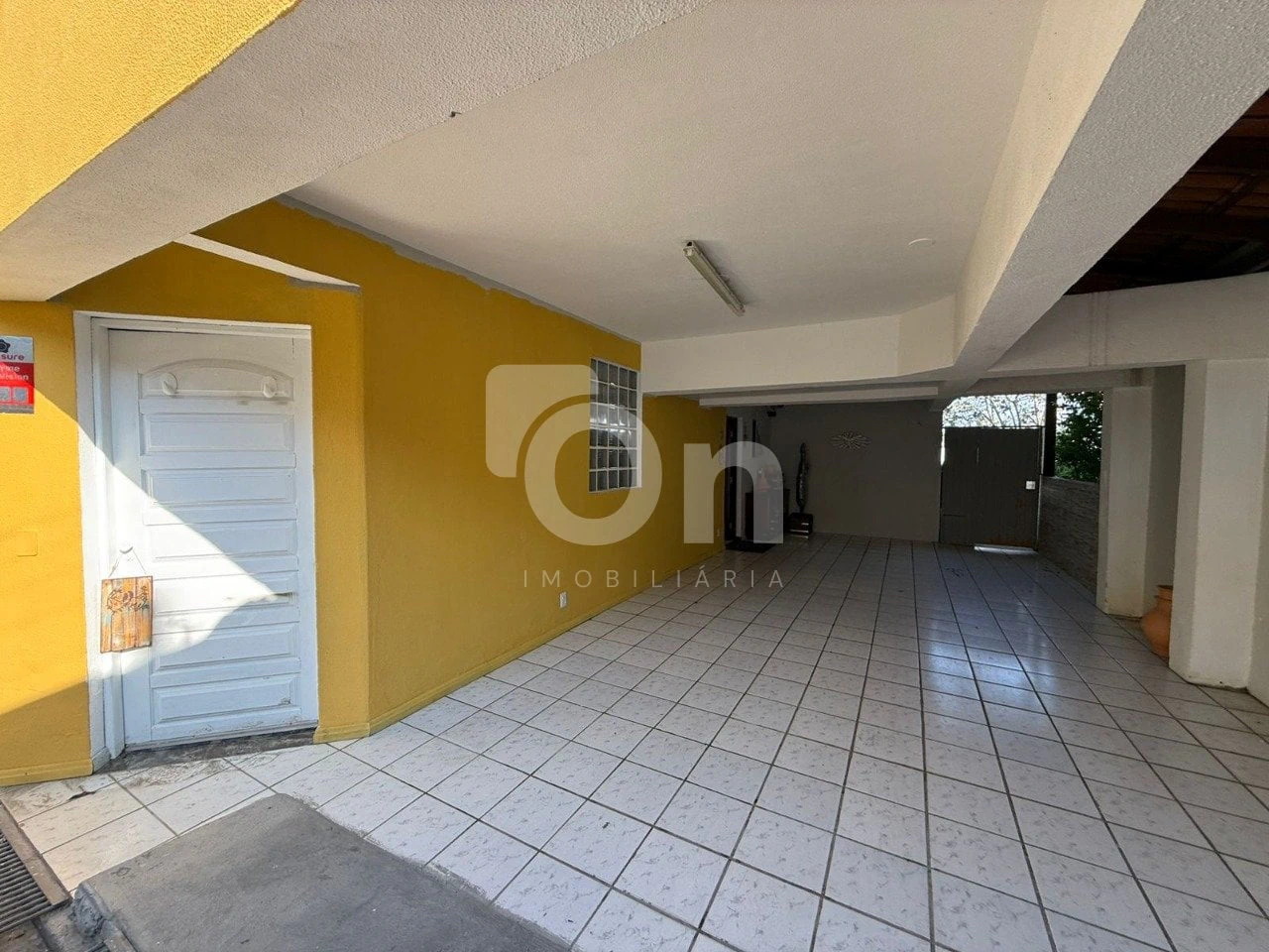 Floor-to-ceiling windows in a 5-bedroom house, 300 m² — photo 28