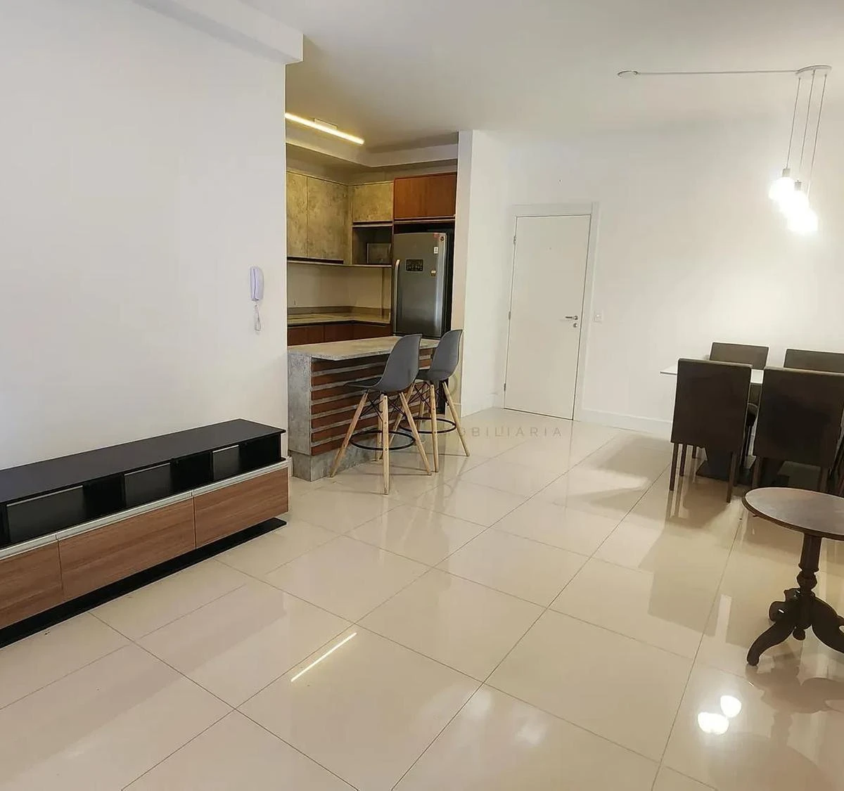 Furnished 98 m² apartment with open-plan gas kitchen