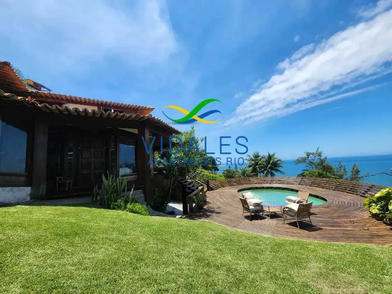 House with 4 bedrooms and 5 bathrooms plus outdoor areas — photo 9