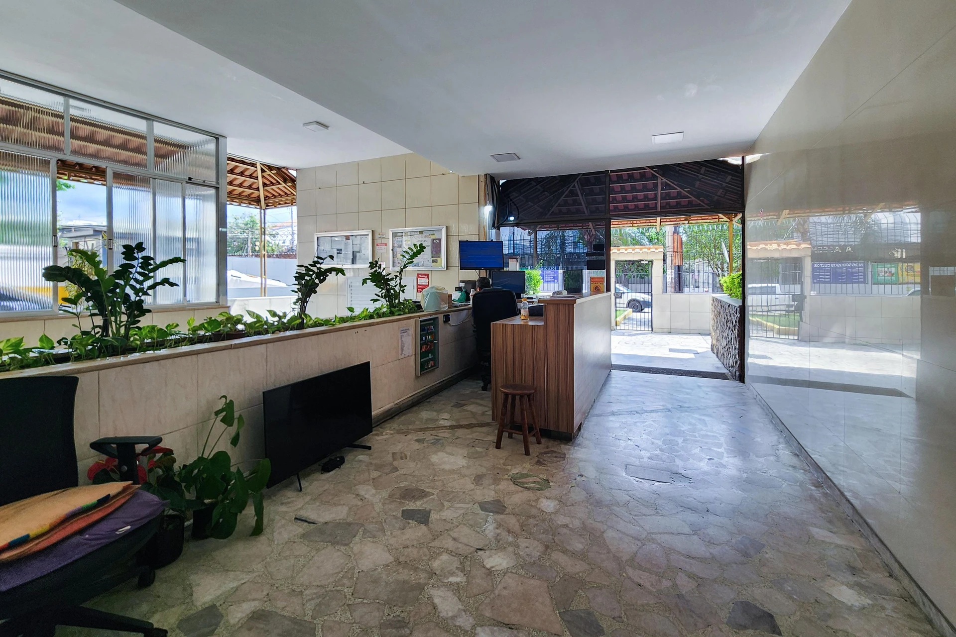 1-bedroom unfurnished apartment with 1 bathroom and parking — photo 11