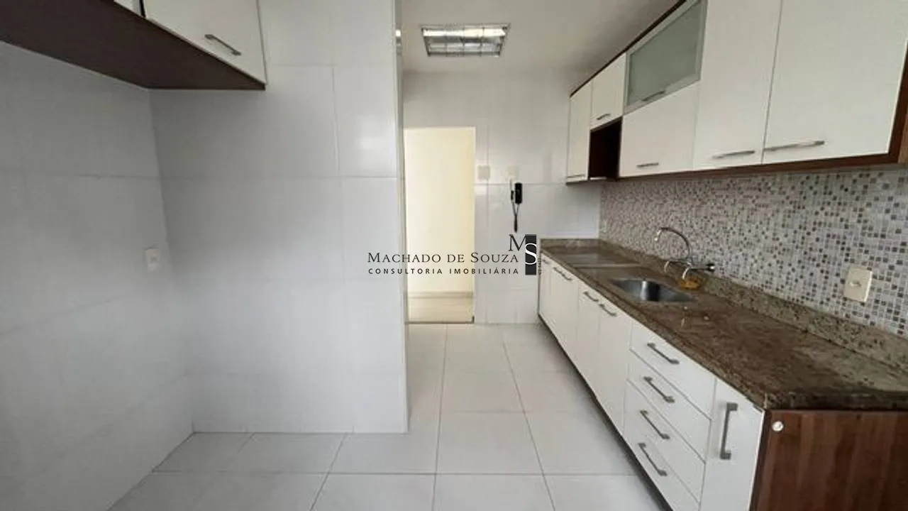 Walk-in closet in a 2-bedroom apartment, 75 m² — photo 8