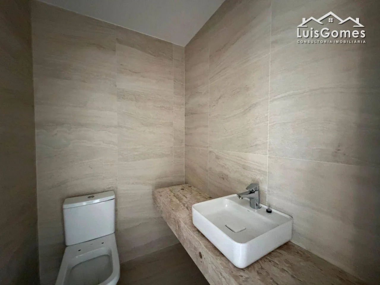 Apartment with 4 suites and a balcony view — photo 7