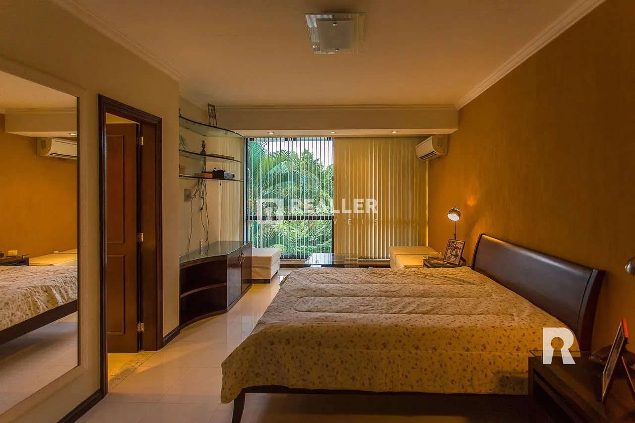 Casa mobiliada com 5 quartos e piscina ao ar livre