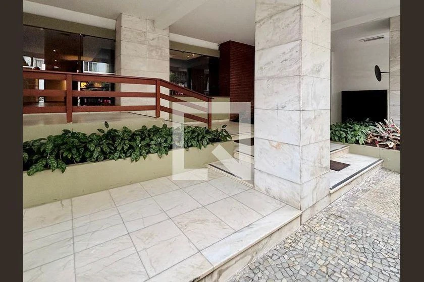3-bedroom apartment with wood or laminate floors — photo 31