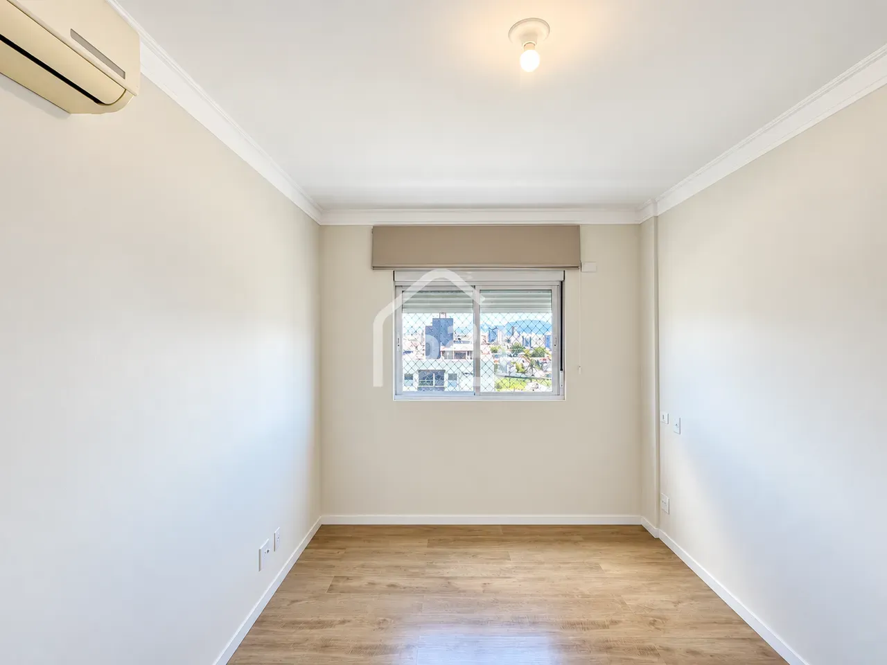 2-bedroom apartment in a building with a gym — photo 14