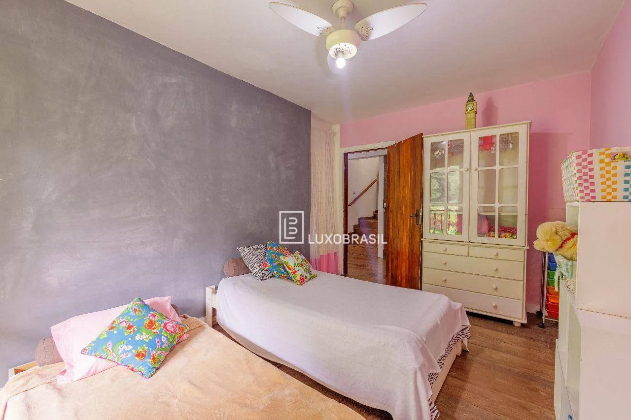 Triplex house with 4 bedrooms and 5 bathrooms with balcony — photo 13