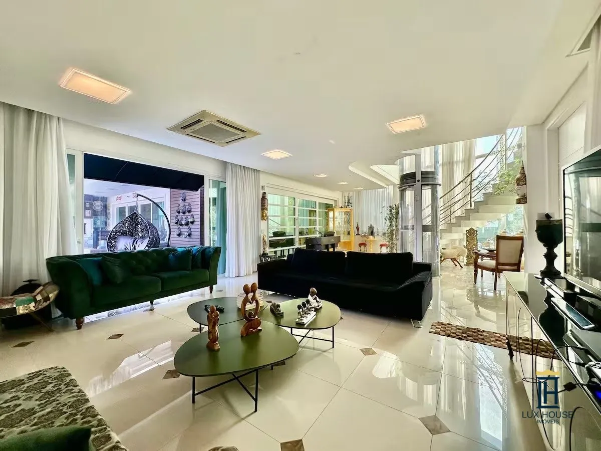 Ванна та 6 спалень: будинок 600 м²
