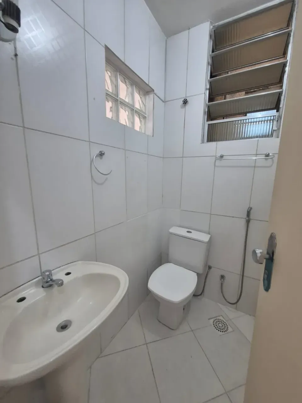 Unfurnished 1-bedroom apartment with a closed kitchen — photo 9