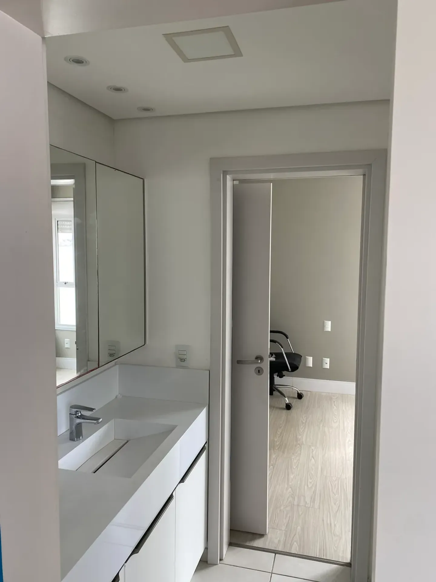 Furnished apartment, 115 m², with a water view — photo 4