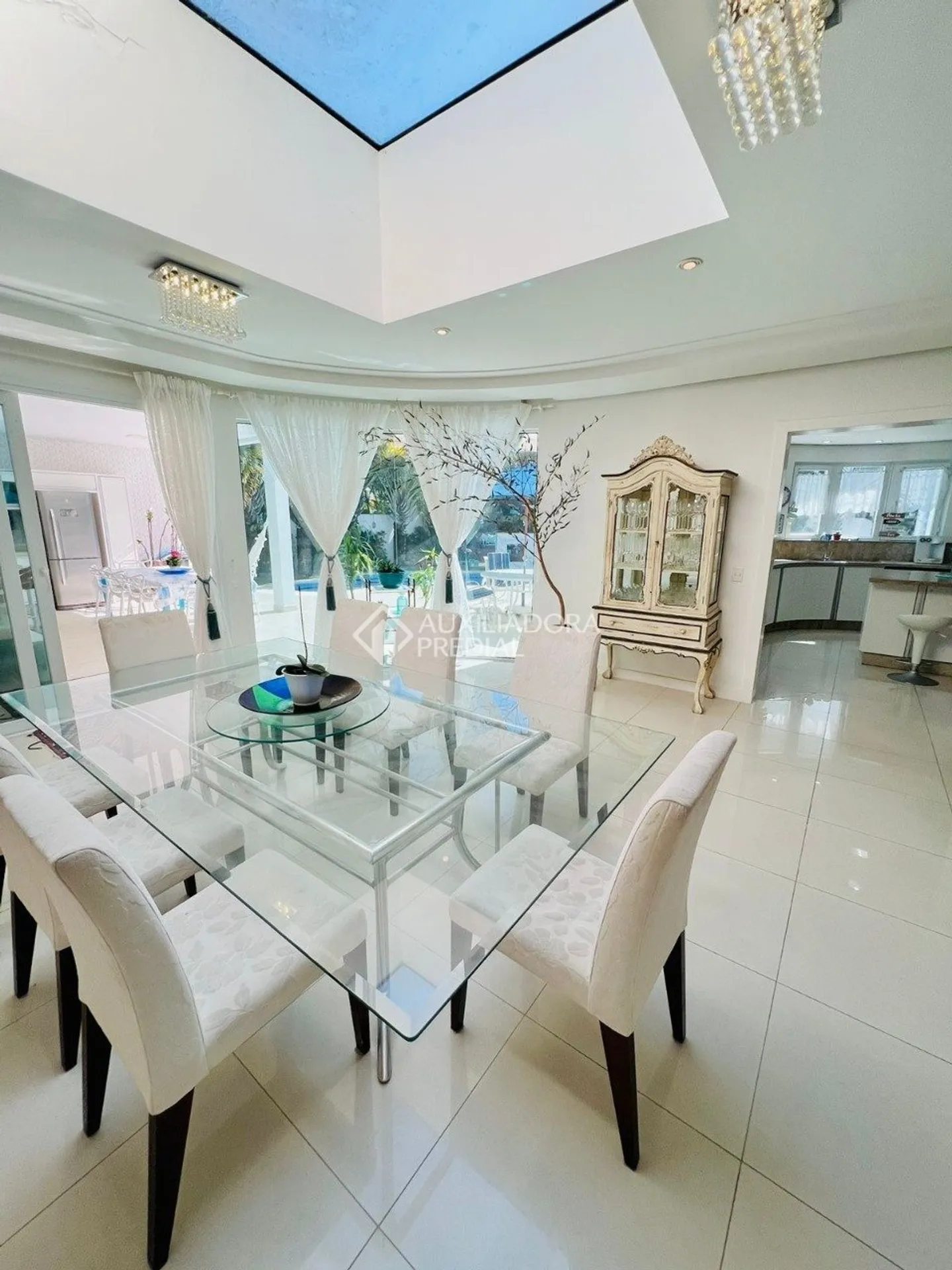House with 6 bedrooms and an open kitchen with gas stove — photo 8