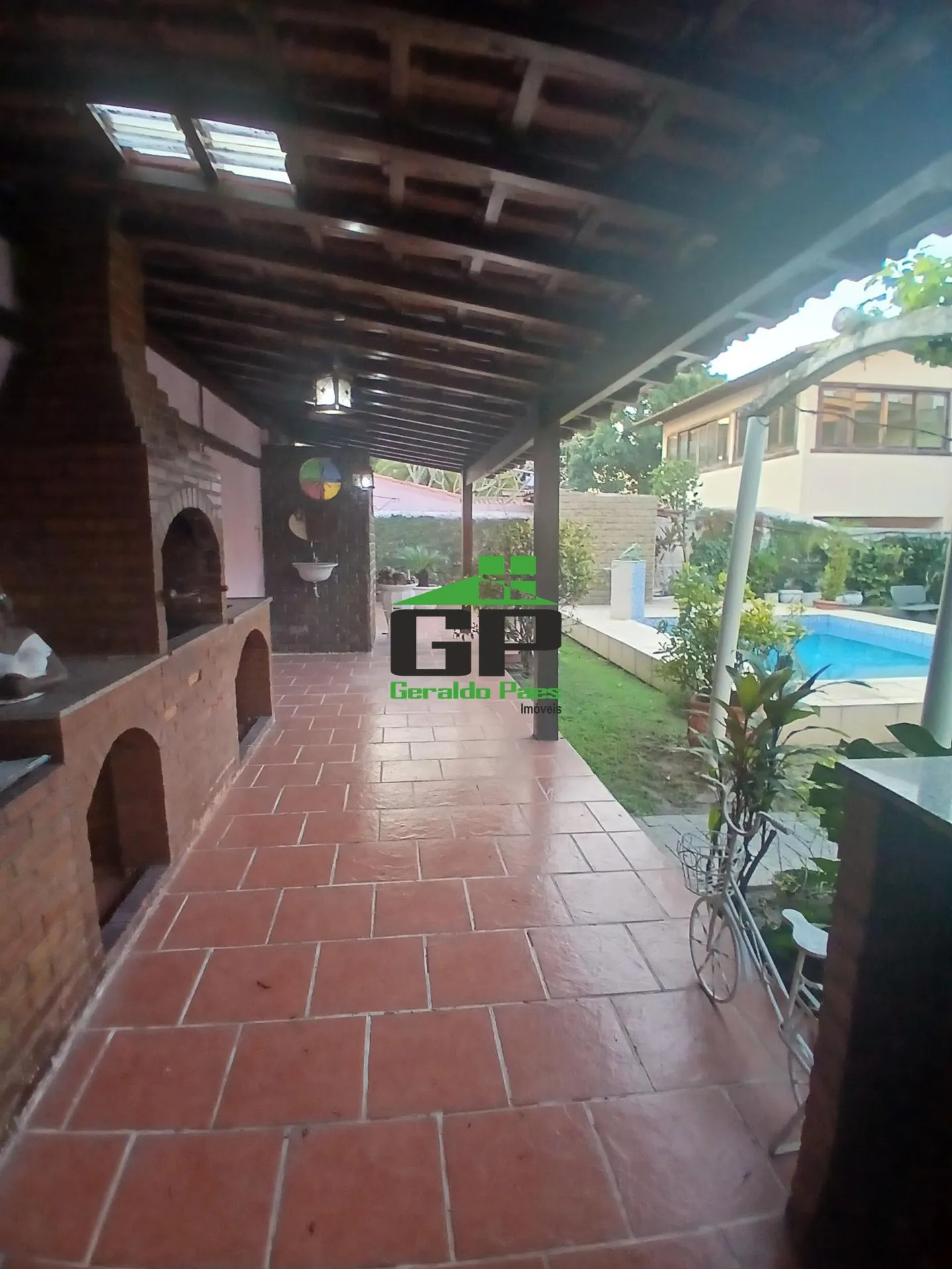 Casa de 349 m² com varanda gourmet e jardim — photo 13