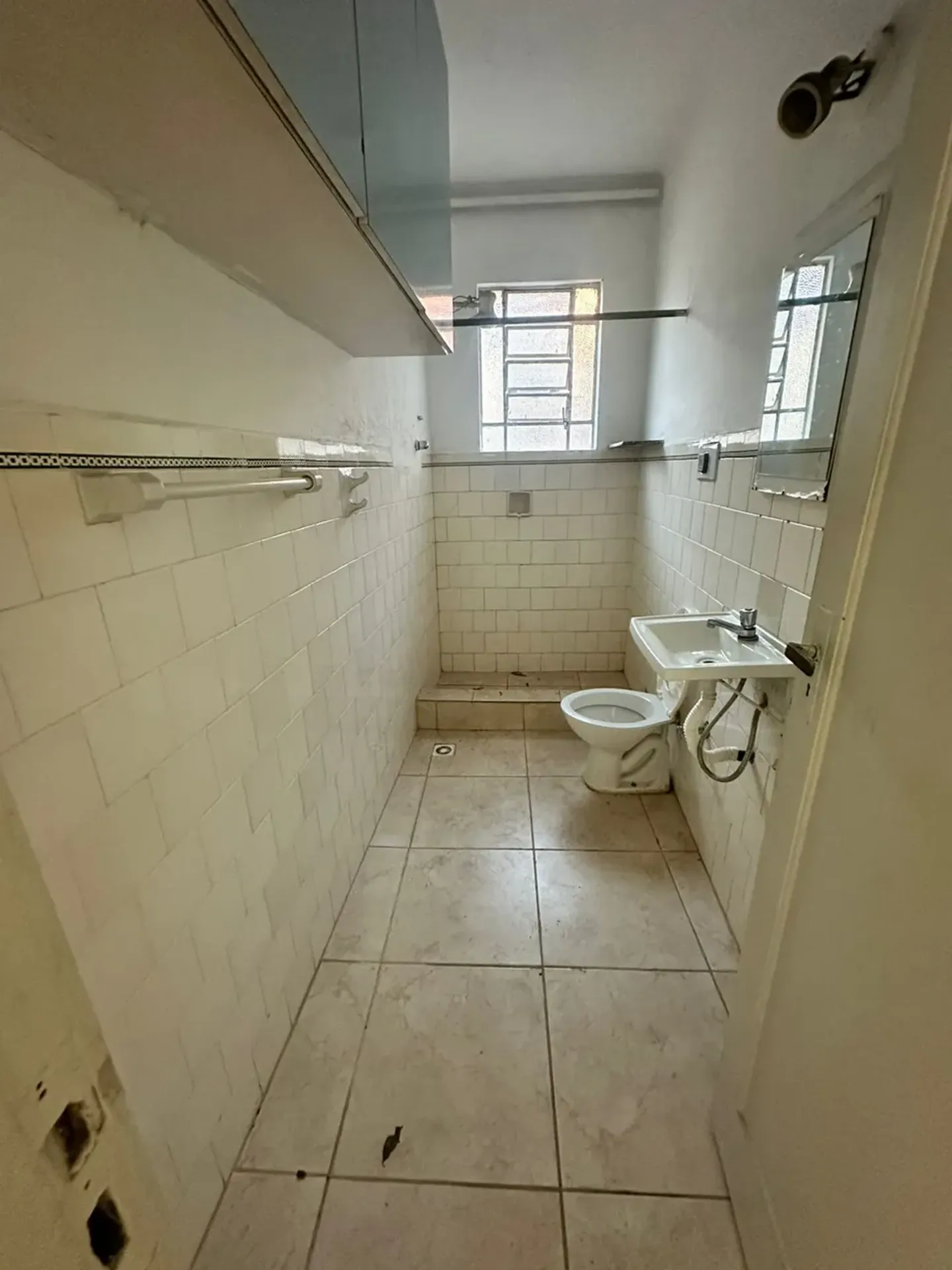 Unfurnished apartment with a separate closed kitchen — photo 4