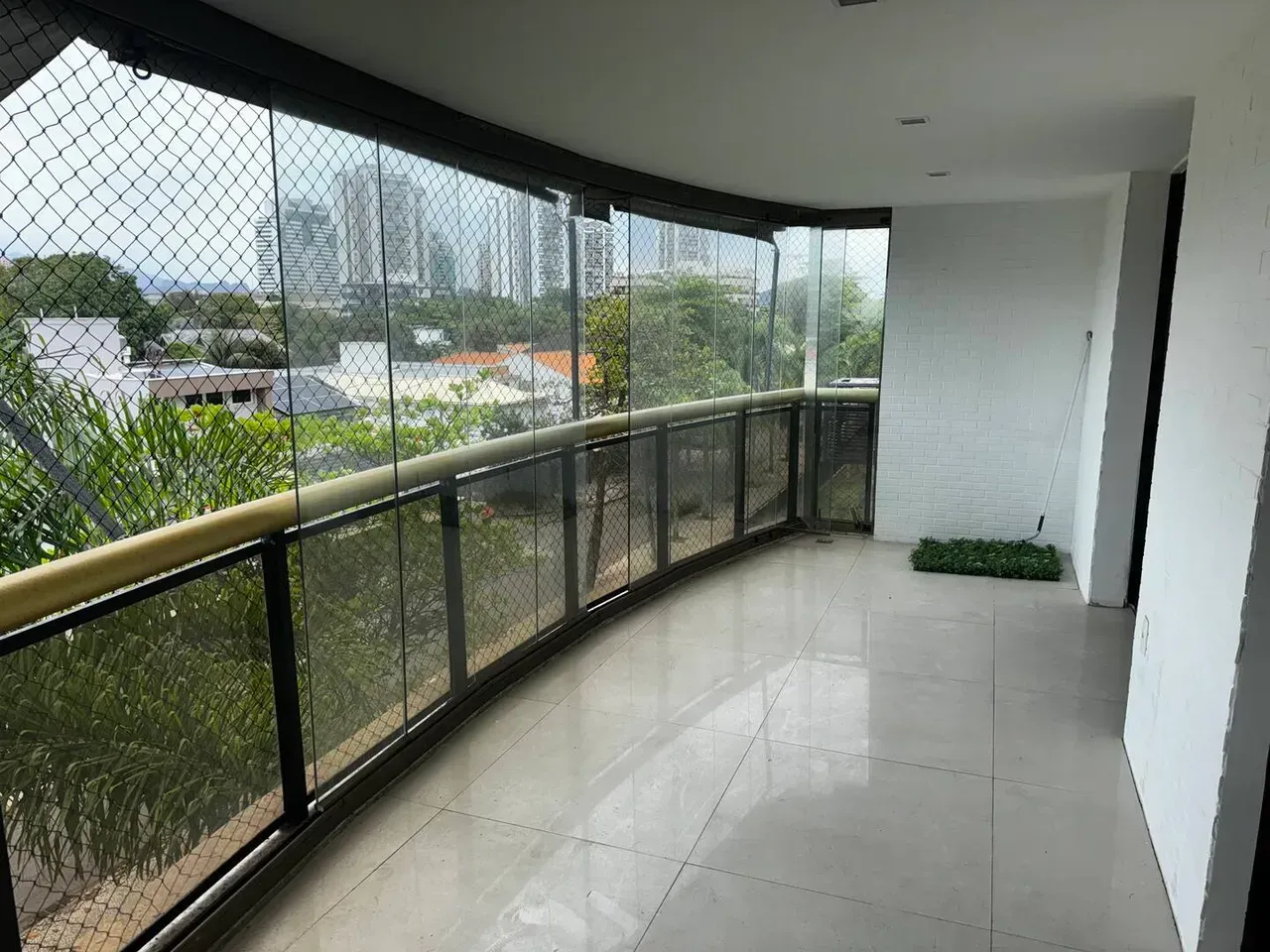 Apartamento com 4 quartos e varanda de vidro — photo 10