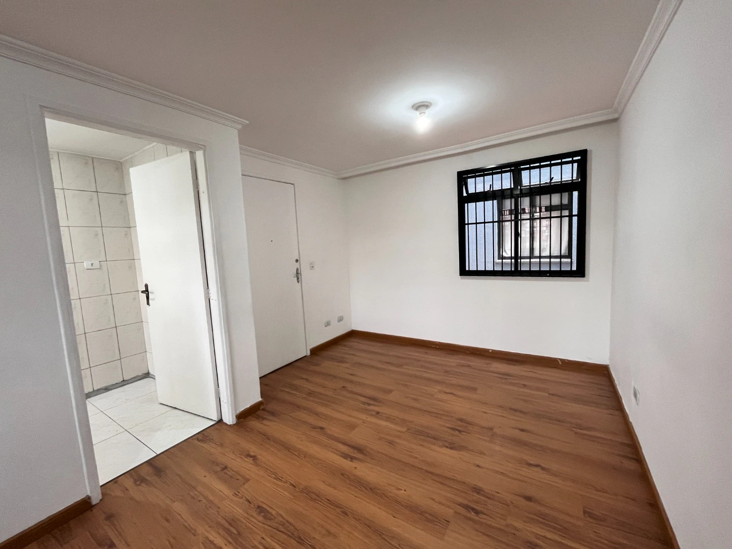 3-bedroom apartment with wood or laminate floors in Curitiba